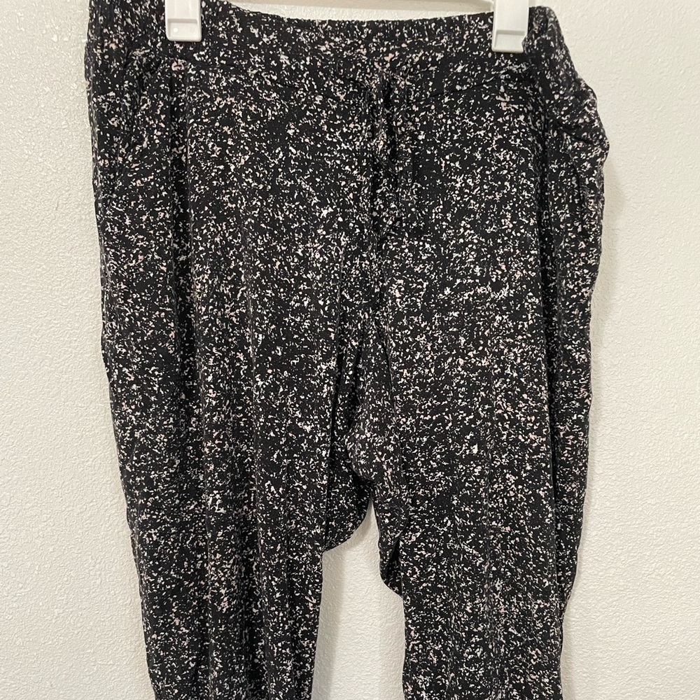 Lightweight althleisure capris